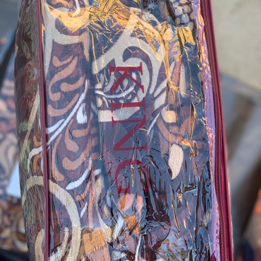 New King Blanket Cloris design. Bronw and white. - Picture 3 of 3